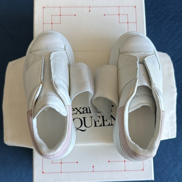 Alexander McQueen Kids Pink Round Toe Touch Strap Velcro
Sneakers Size 26 US 9.5 - Picture 6 of 11